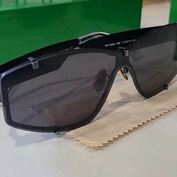 Bottega Veneta Dark Gray Sunglasses display picture 1